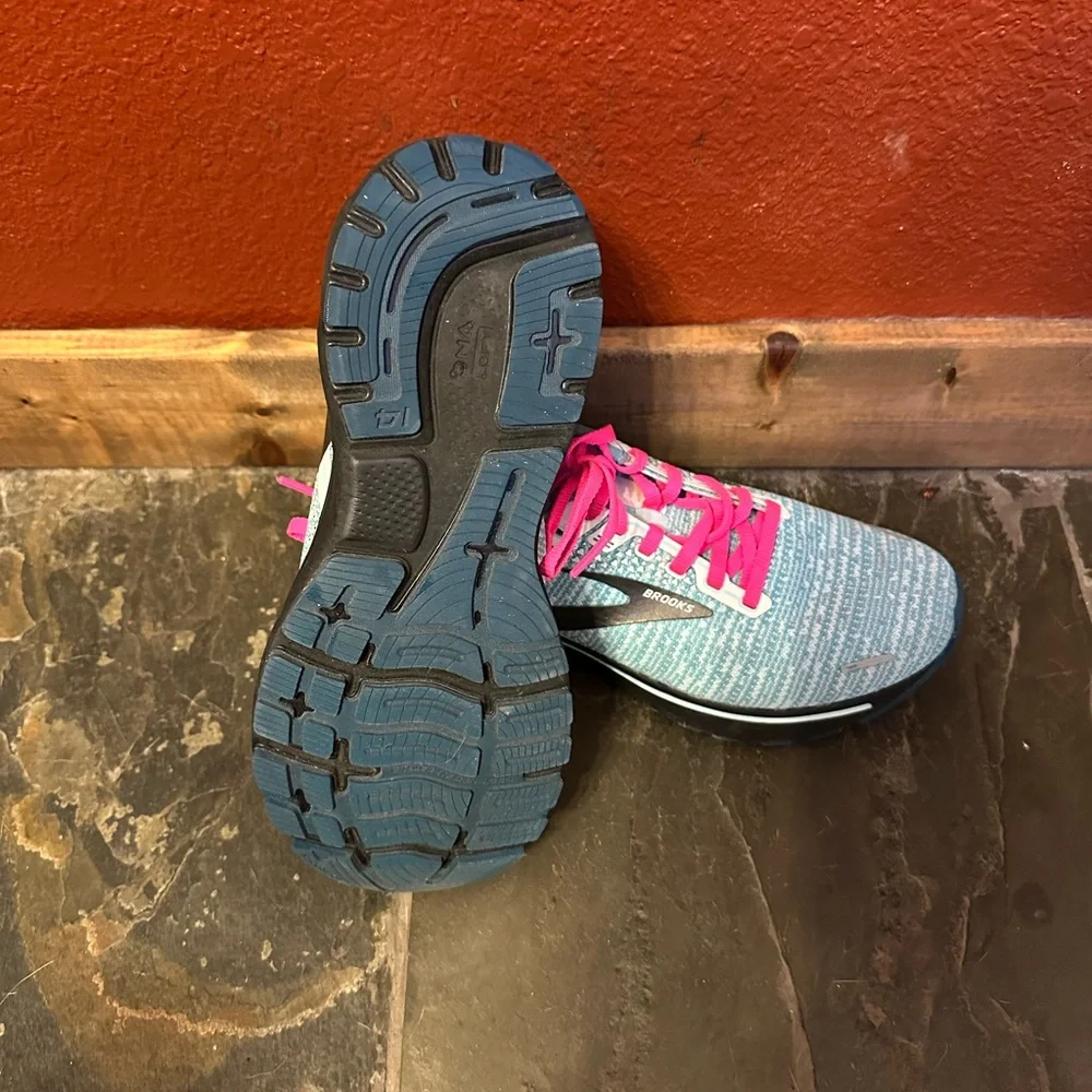 Brooks Size 8 - Picture 2 of 3